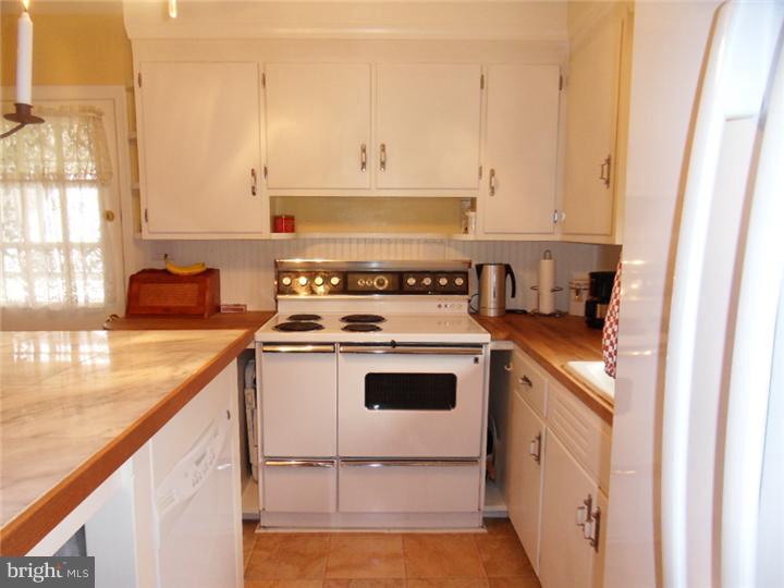 185 Durham Road Newtown, PA 18940 - Photo 5 of 24 Kitchen