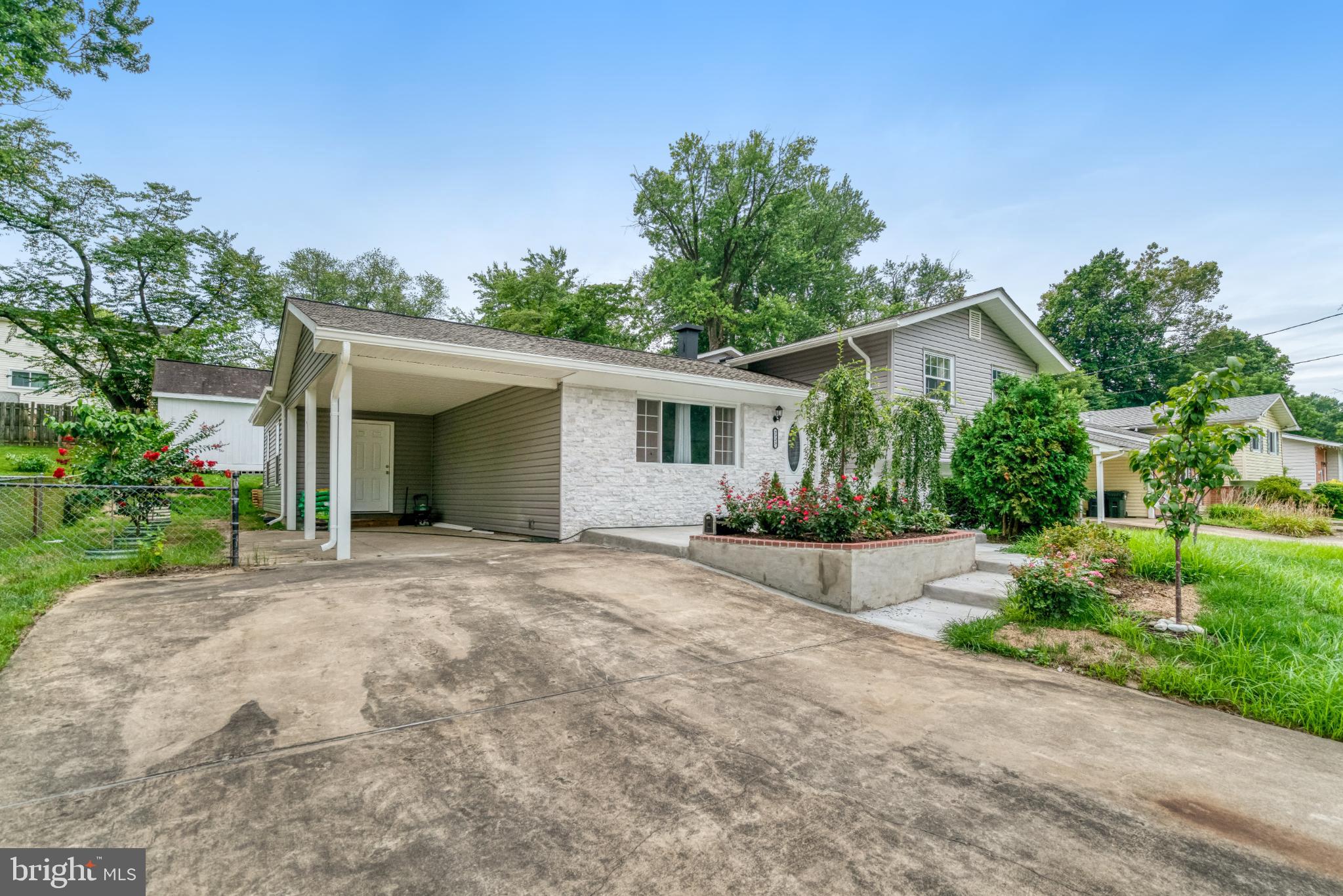 7727 Kalorama Road Annandale, VA 22003 - Photo 9 of 51 Charming home with lush greenery and curb appeal.