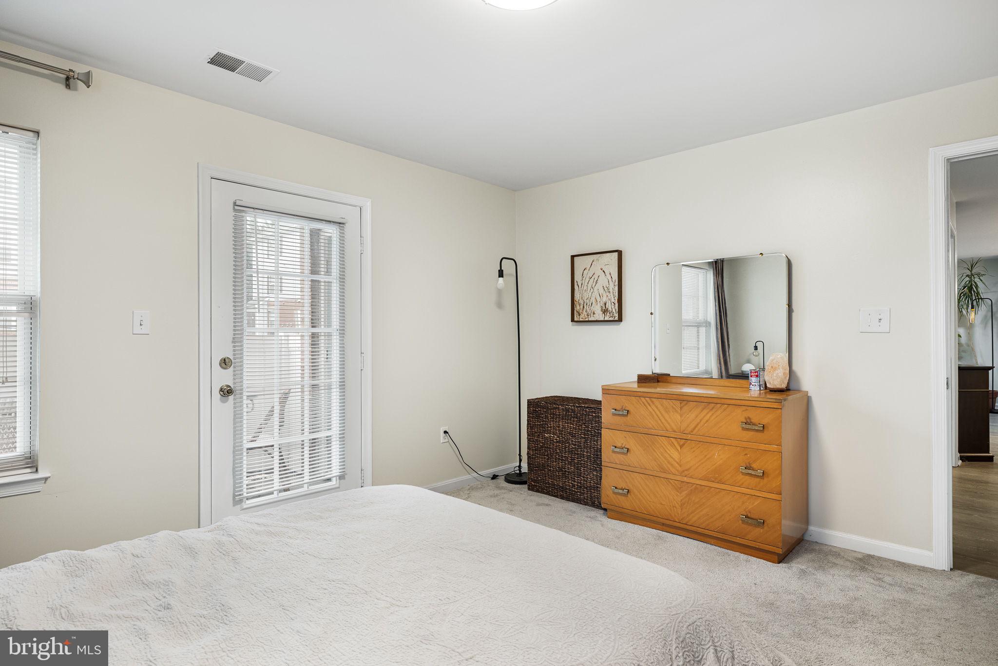 645 Constellation Square Southeast, Unit B Leesburg, VA 20175 - Photo 13 of 17 a room with furniture and mirror