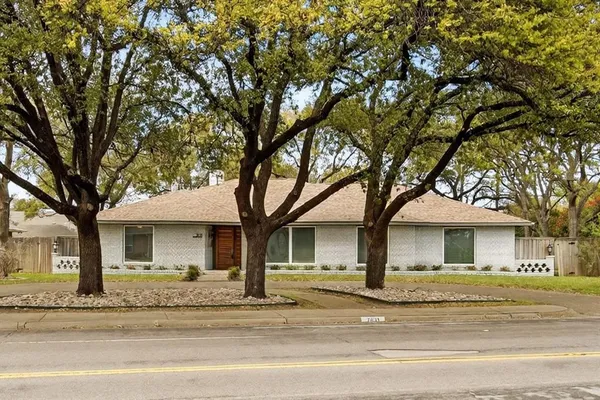 a view of a yard in front of a house