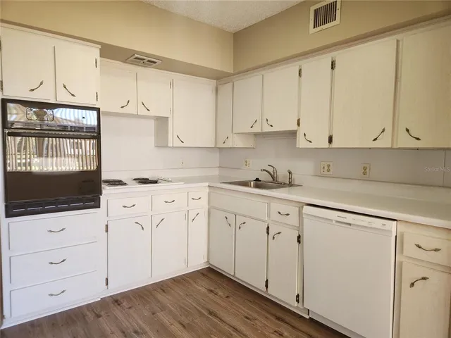 $1,450 | 2402 Ecuadorian Way, Unit 30, Clearwater, FL 33763