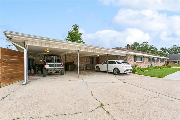 $395,000 | 41 Derbes Drive, Gretna, LA 70053