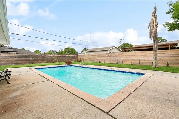 $395,000 | 41 Derbes Drive, Gretna, LA 70053