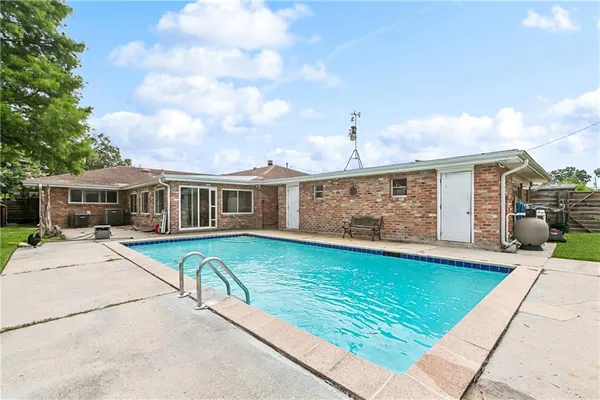 $395,000 | 41 Derbes Drive, Gretna, LA 70053