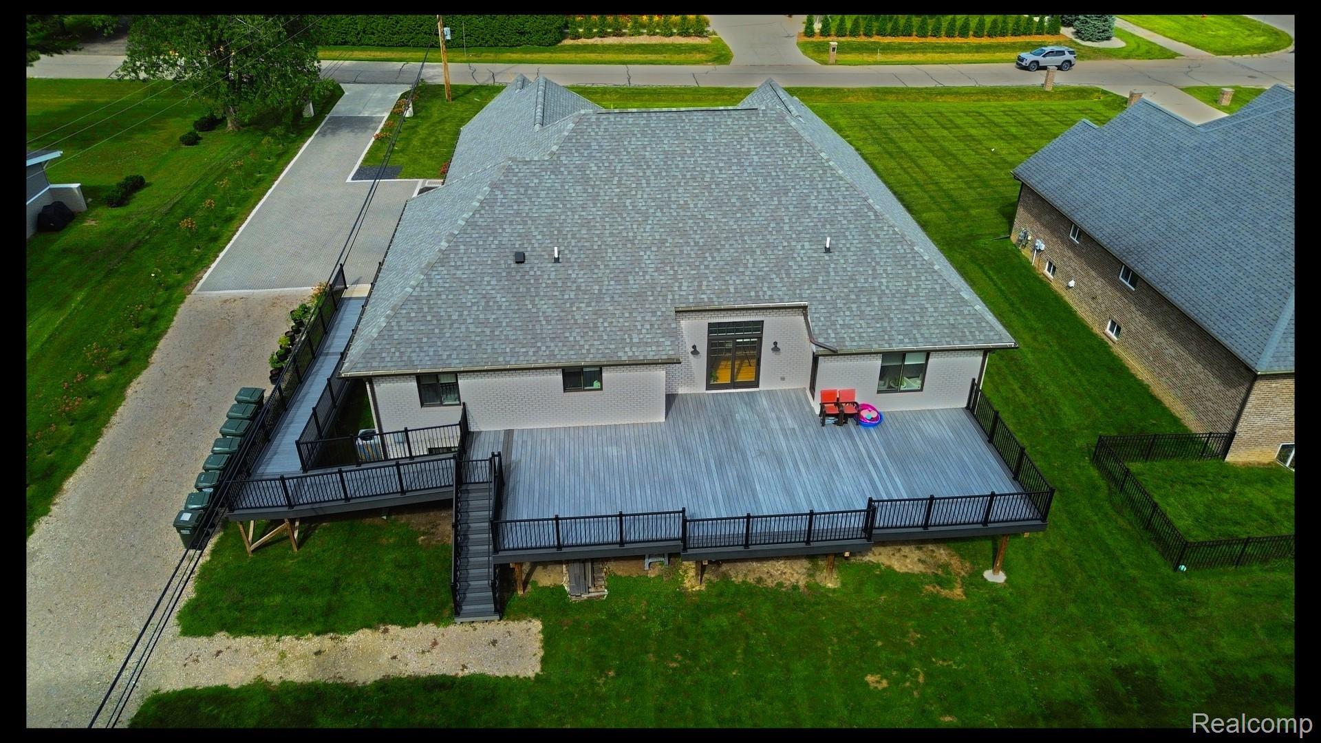 39 Stark Road Rochester, MI 48307 - Photo 60 of 70 Deck 1.jpg