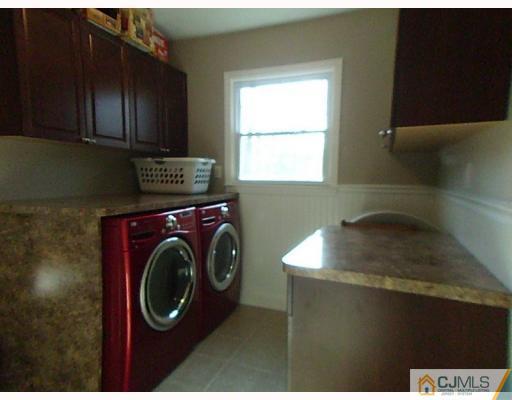 15 Lynnwood Road Edison, NJ 08820 - Photo 6 of 9 a utility room with dryer and washer