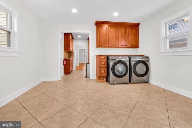 a view of a livingroom with washer and dryer