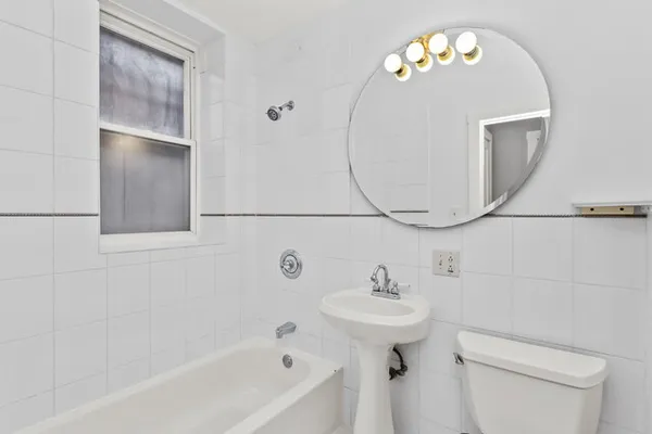 $1,900 | 3648 North Pine Grove Avenue, Unit G, Chicago, IL 60613