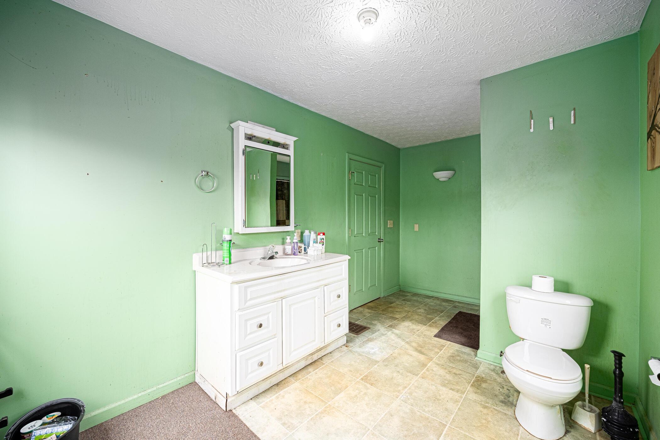 2204 Howey Road Columbus, OH 43211 - Photo 16 of 30 Full bathroom