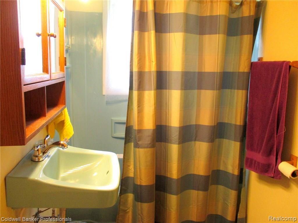 6697 South Durand Road Durand, MI 48429 - Photo 21 of 47 21 FULL BATH.JPG