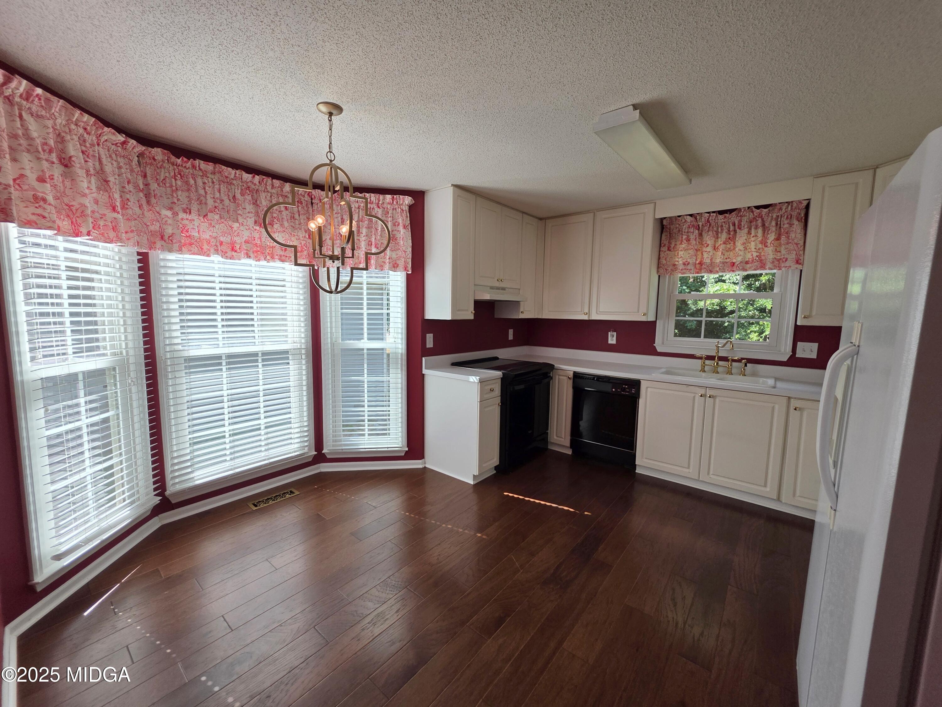 196 Springfield Boulevard Macon, GA 31210 - Photo 25 of 39 196 Springfield Kitchen Eat in