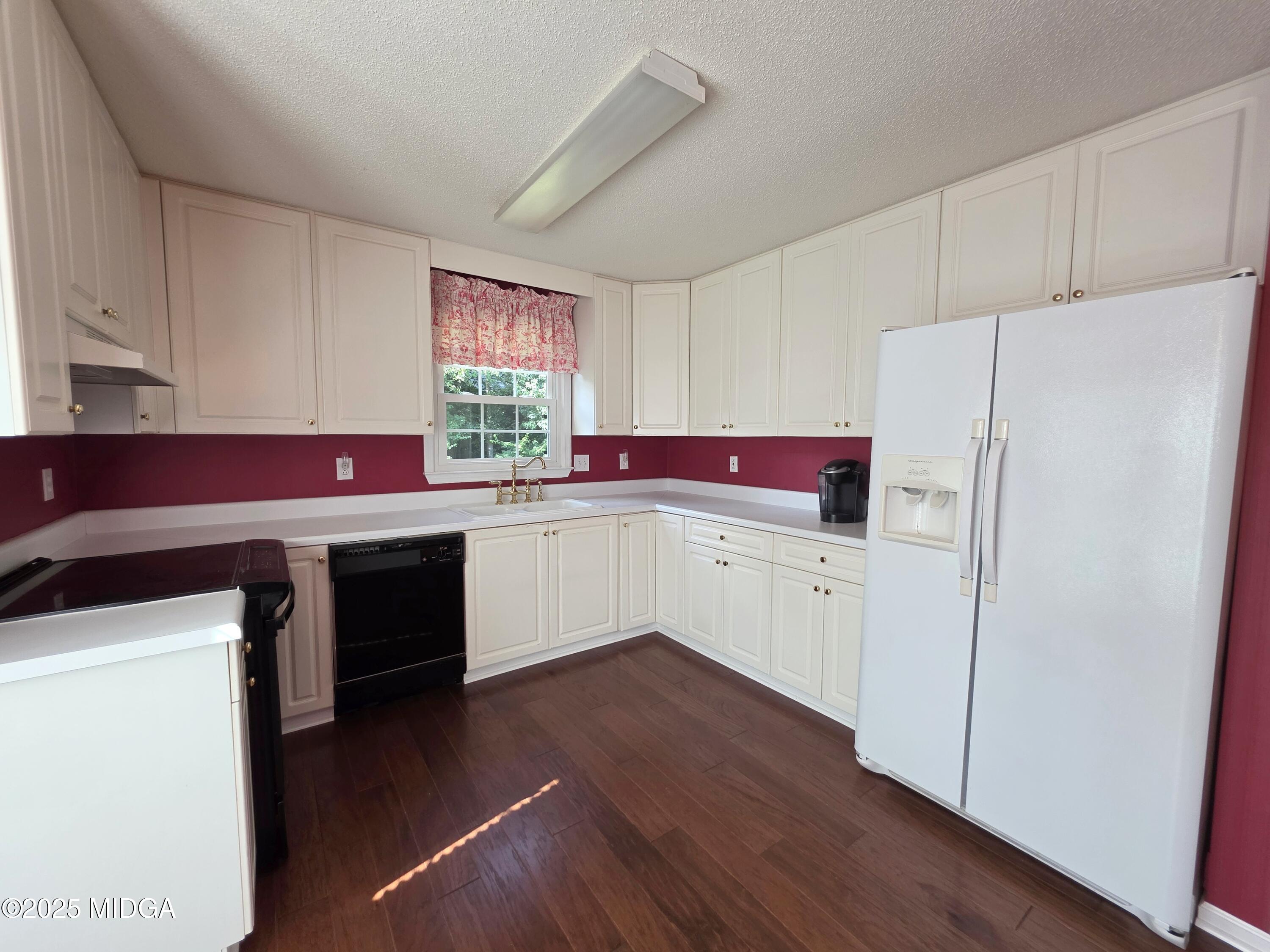 196 Springfield Boulevard Macon, GA 31210 - Photo 26 of 39 196 Springfield Kitchen