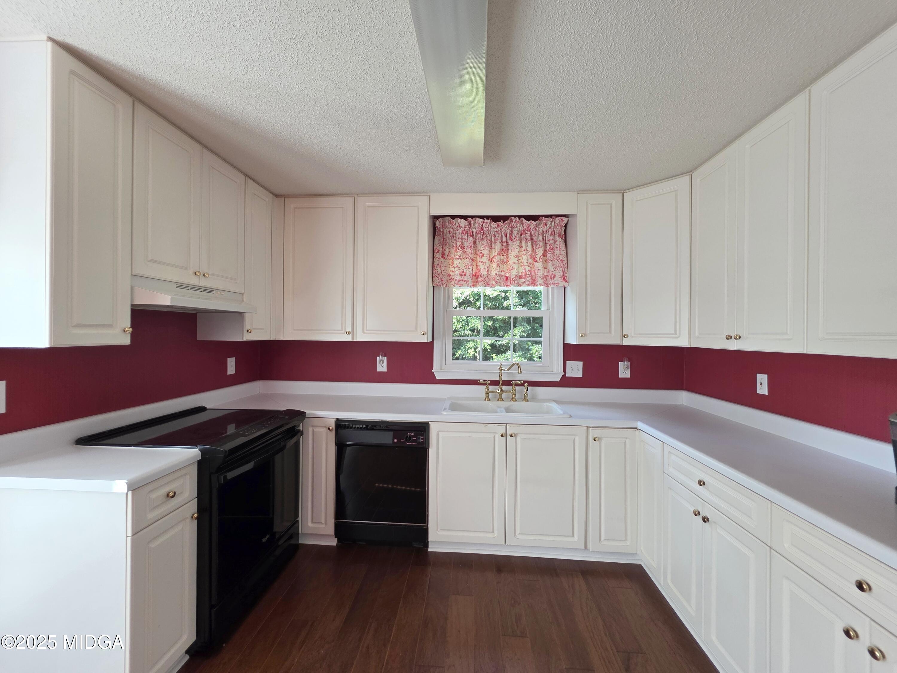 196 Springfield Boulevard Macon, GA 31210 - Photo 27 of 39 196 Springfield Kitchen Windowview