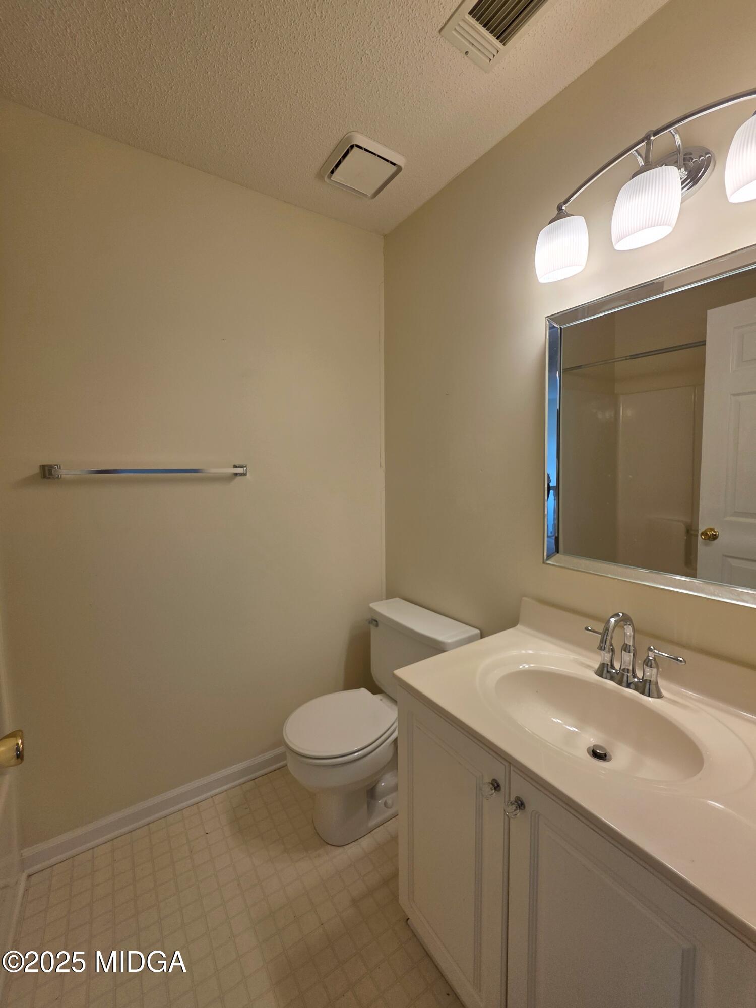196 Springfield Boulevard Macon, GA 31210 - Photo 31 of 39 196 Springfield 2nd bathroom