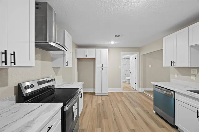 $2,475 | 10211 Glenmawr Drive, Houston, TX 77075