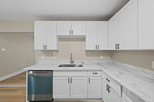 $2,475 | 10211 Glenmawr Drive, Houston, TX 77075