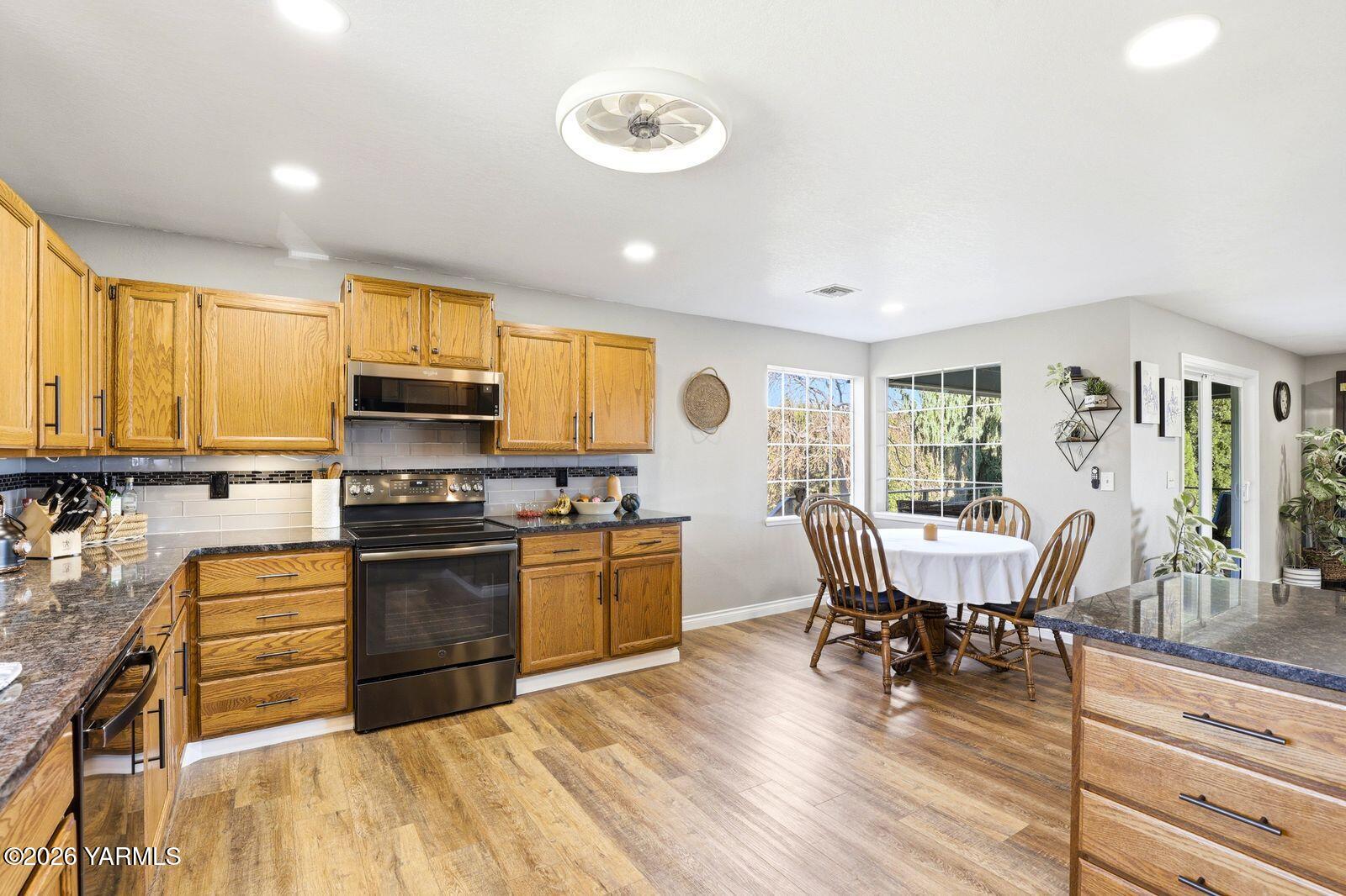 12309 Douglas Road Yakima, WA 98908 - Photo 15 of 58 15- Kitchen