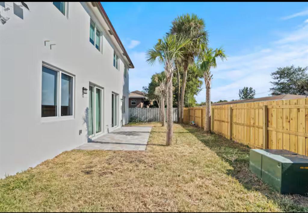 1547 West 26th Court, Unit 2 Riviera Beach, FL 33404 - Photo 2 of 18 backyard