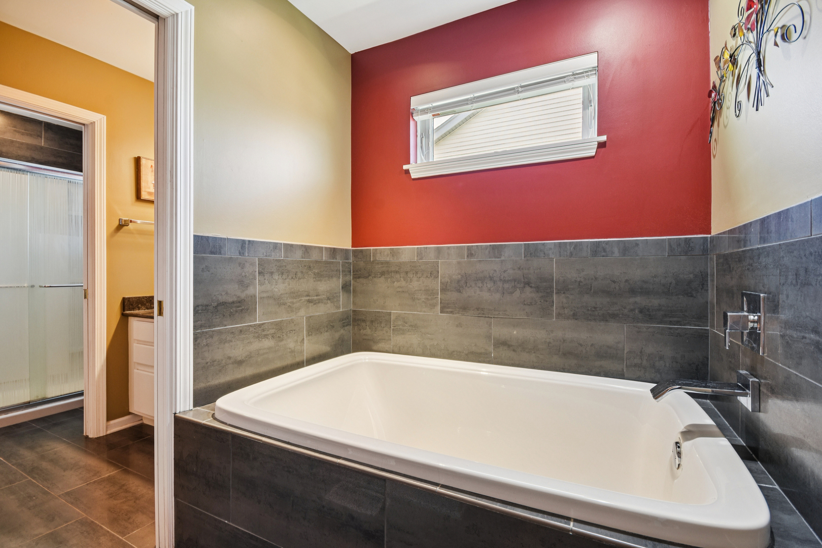 1739 Newbridge Circle Elgin, IL 60123 - Photo 34 of 42 a bathroom with a bathtub