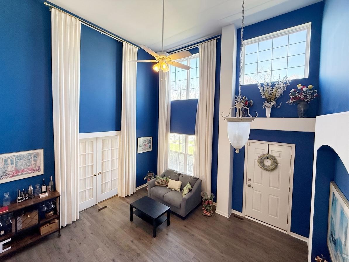 1739 Newbridge Circle Elgin, IL 60123 - Photo 5 of 42 a living room with furniture and a window