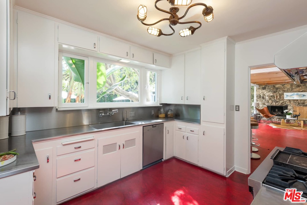 12230 Dunoon Lane Los Angeles, CA 90049 - Photo 14 of 30