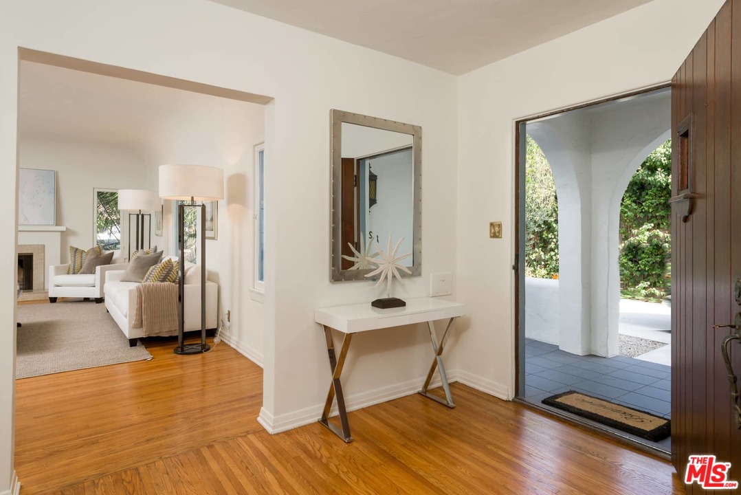 12230 Dunoon Lane Los Angeles, CA 90049 - Photo 3 of 30