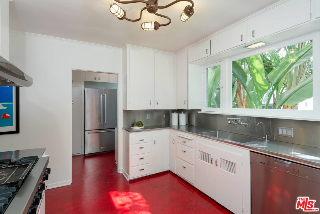 12230 Dunoon Lane Los Angeles, CA 90049 - Photo 9 of 30