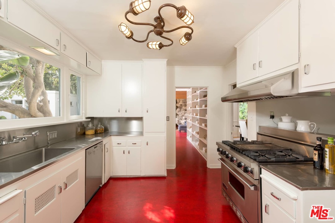 12230 Dunoon Lane Los Angeles, CA 90049 - Photo 10 of 30