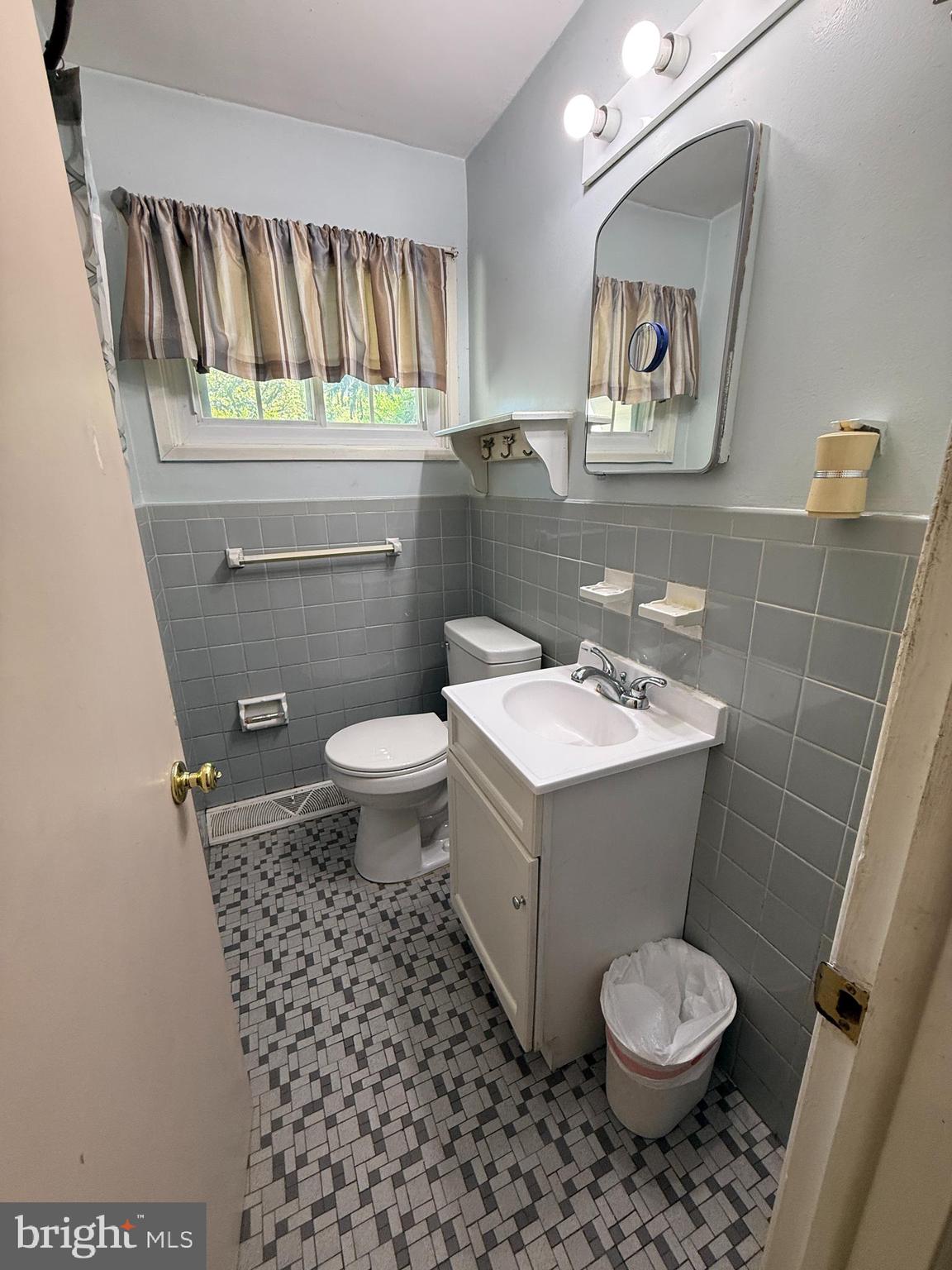 33 Rampart East Media, PA 19063 - Photo 6 of 9 1st floor bedroom
