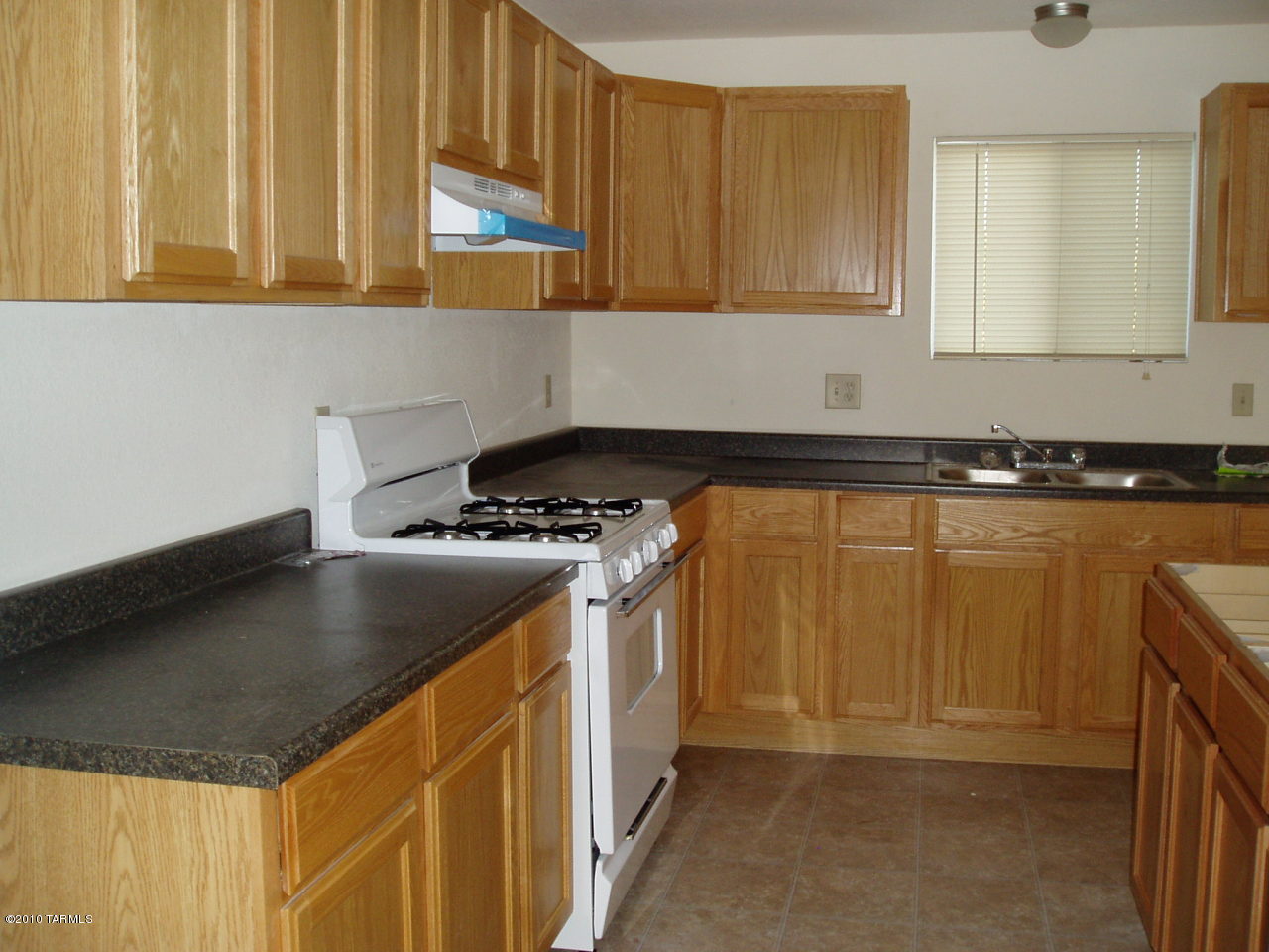3061 South Tower Road Tucson, AZ 85713 - Photo 3 of 21