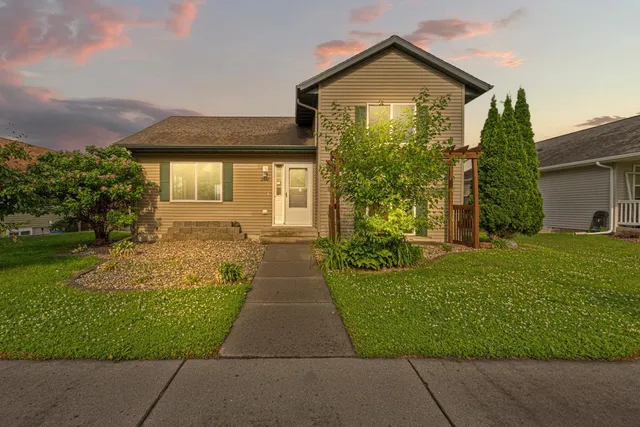 $289,900 | 2112 York Street, St. Peter, MN 56082