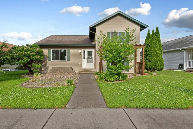 $289,900 | 2112 York Street, St. Peter, MN 56082