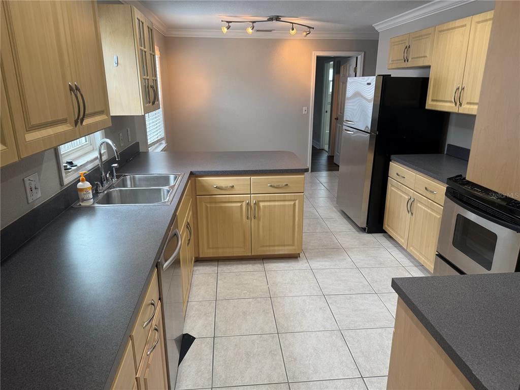 8601 Rue Chateaux Drive Largo, FL 33777 - Photo 4 of 13