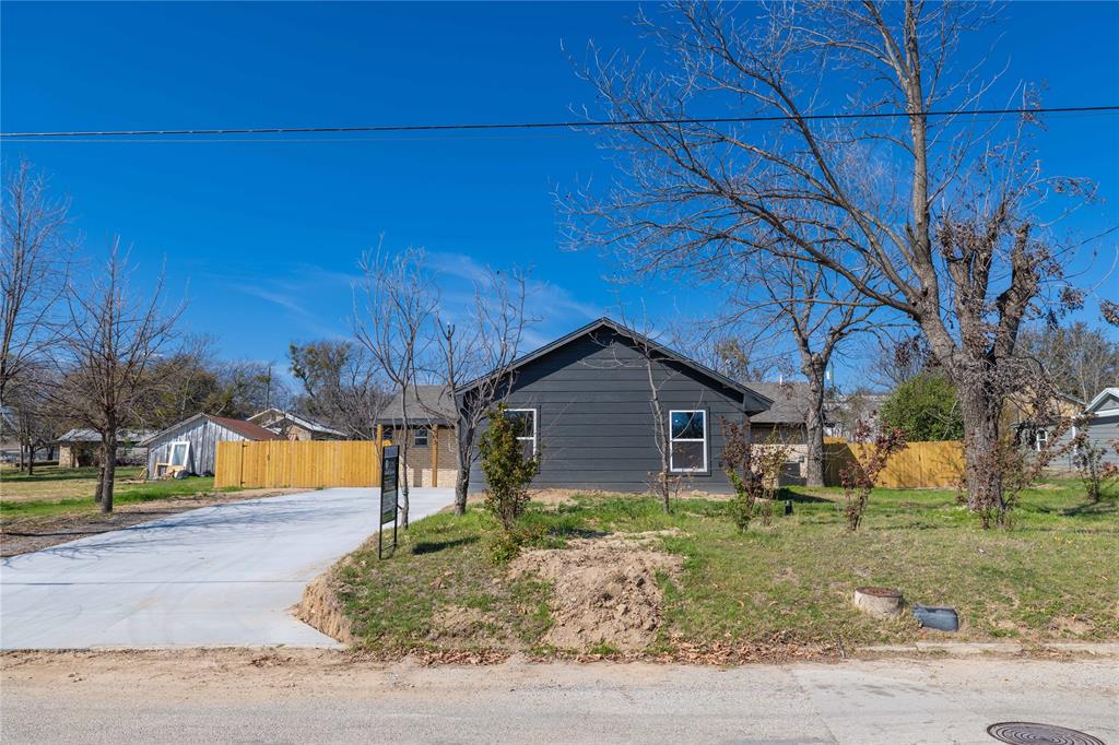 603 North Pearl Street Comanche, TX 76442 - Photo 3 of 40