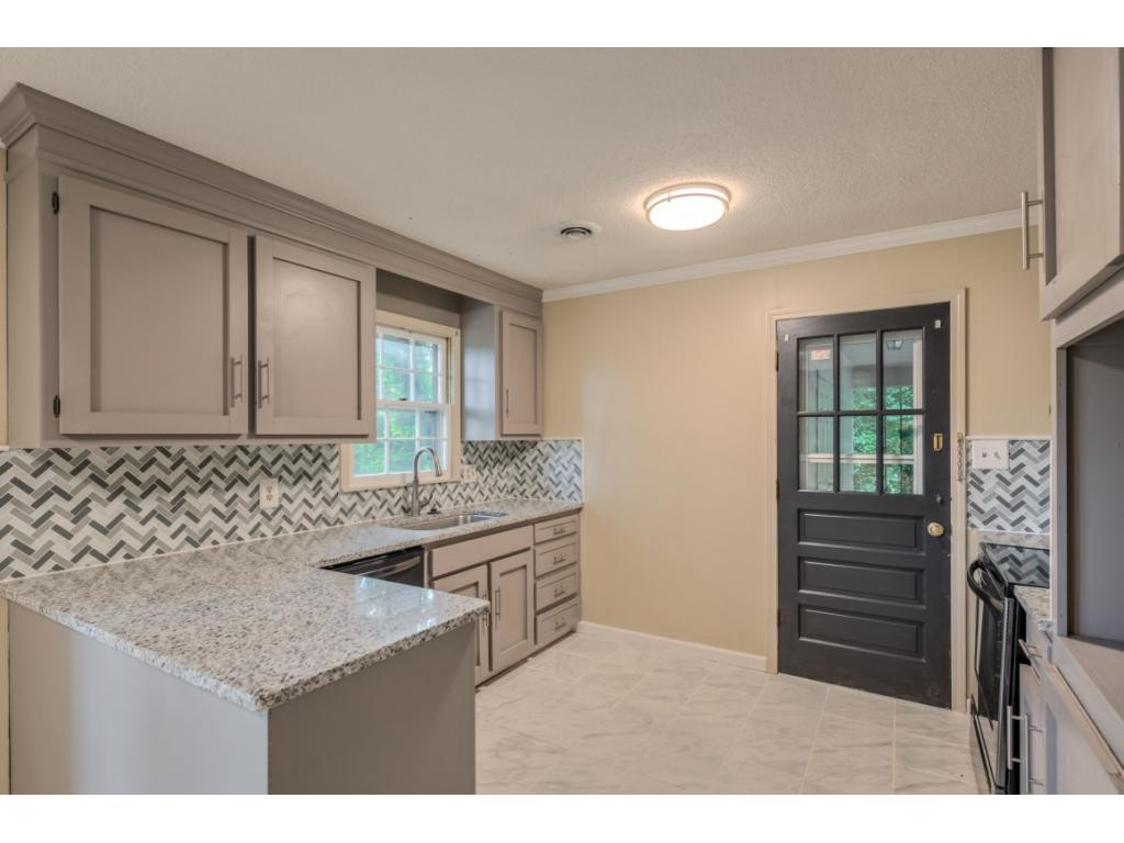 328 Mockingbird Road Bristol, TN 37620 - Photo 5 of 26 Photo 5