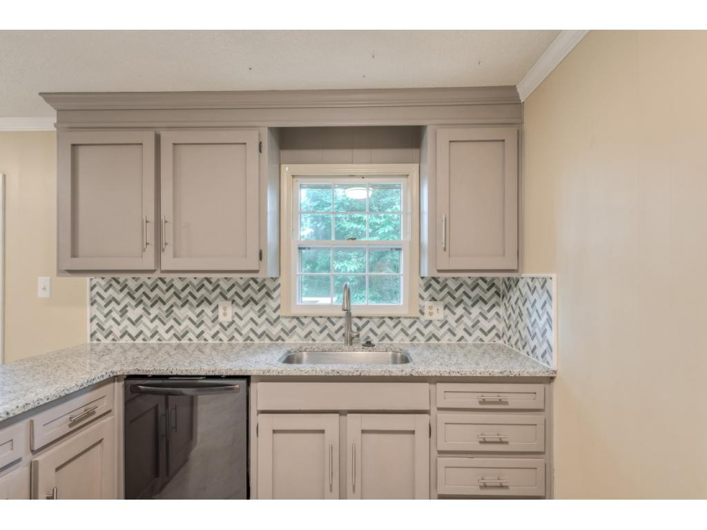 328 Mockingbird Road Bristol, TN 37620 - Photo 6 of 26 Photo 6