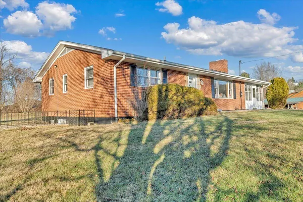 a view of an house with backyard