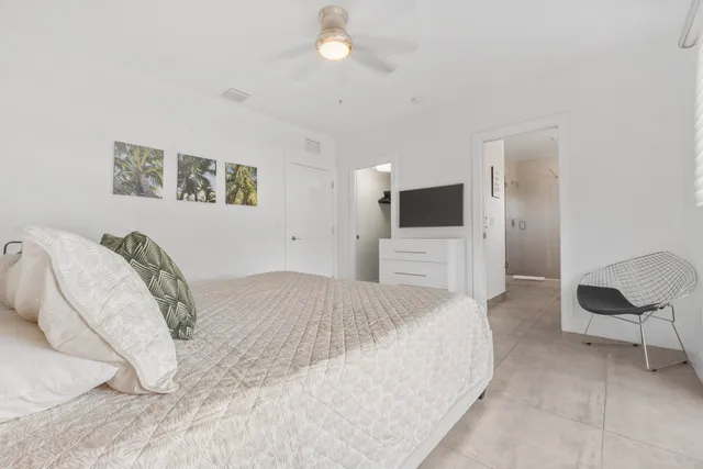 a en suite bathroom with a sink and a mirror
