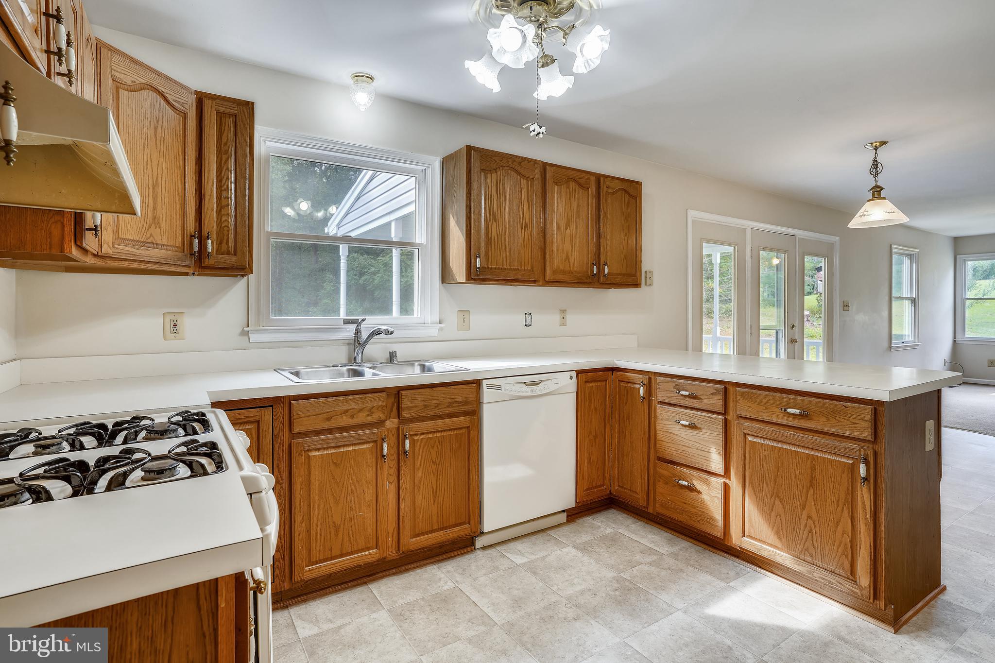 16312 Quail Ridge Drive Rixeyville, VA 22737 - Photo 3 of 52 Kitchen gas cooking