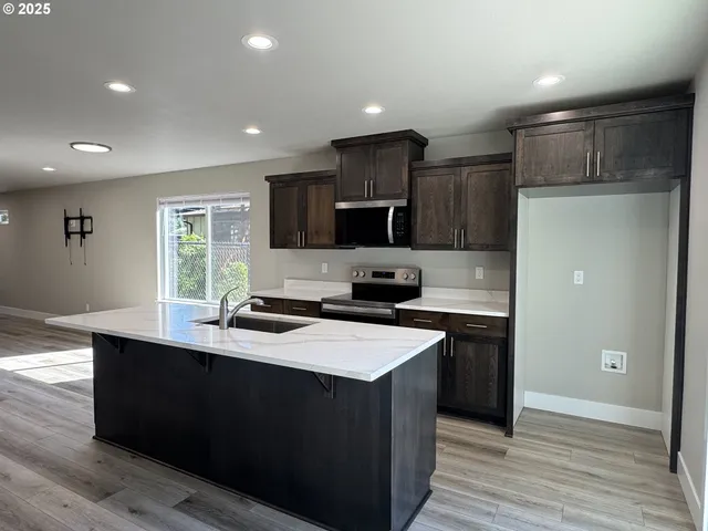 $325,000 | 442 West Harrison Street, Roseburg, OR 97471