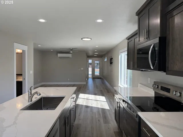 $325,000 | 442 West Harrison Street, Roseburg, OR 97471