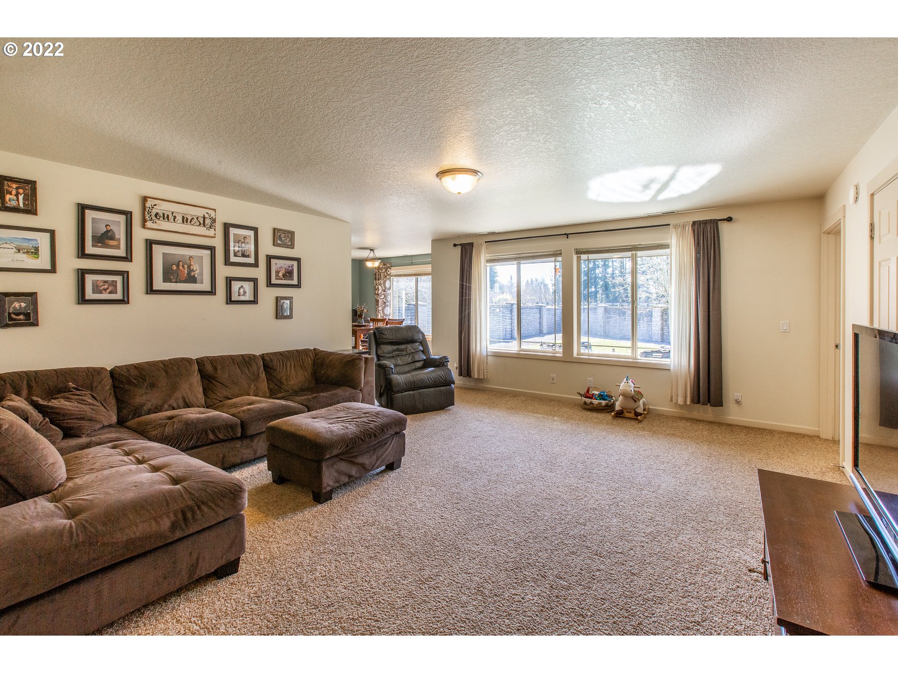 5363 I Street Springfield, OR 97478 - Photo 9 of 29 a living room with furniture and a window