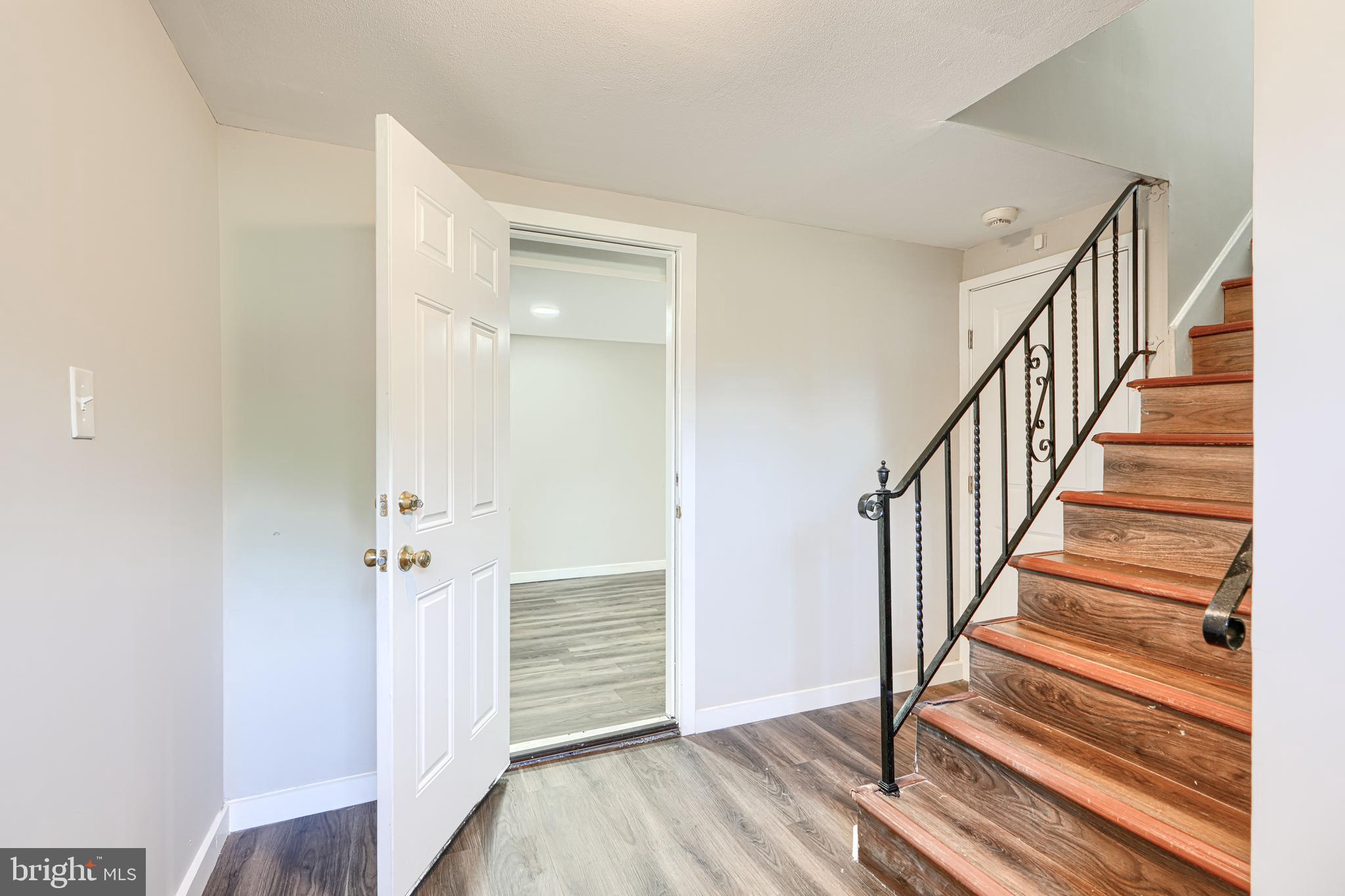 6200 Ivymount Road Baltimore, MD 21209 - Photo 63 of 71 a view of an entryway with wooden floor