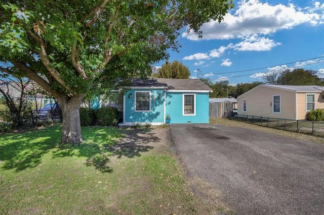 a view of a house with a backyard