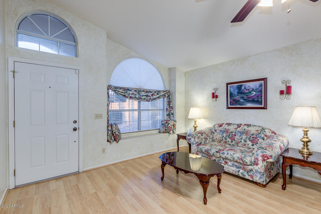 401 West Smoke Tree Road Gilbert, AZ 85233 - Photo 4 of 25 Living Room