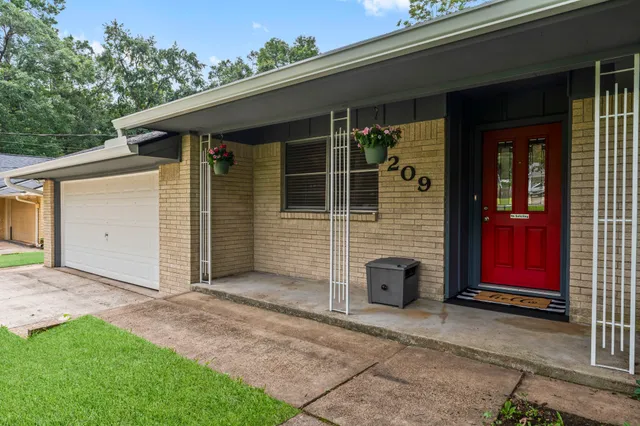 a view of a house with backyard