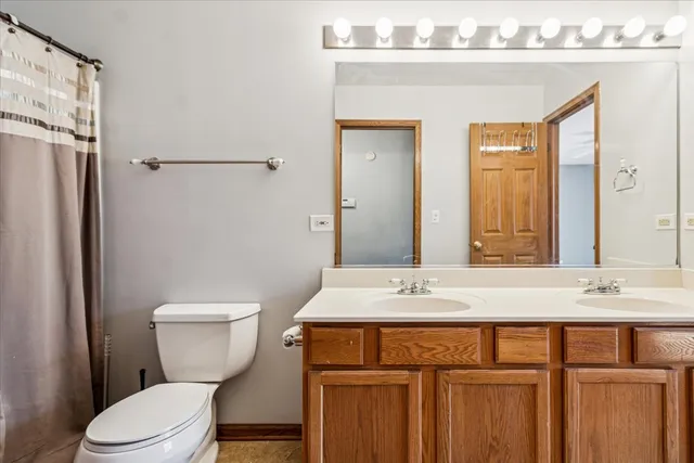 $260,000 | 601 East Victoria Circle, North Aurora, IL 60542