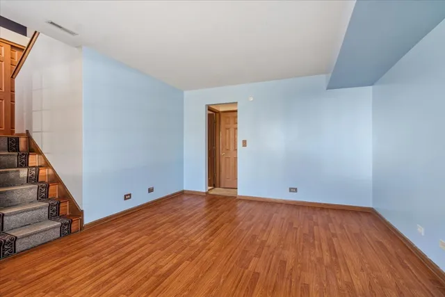 $260,000 | 601 East Victoria Circle, North Aurora, IL 60542