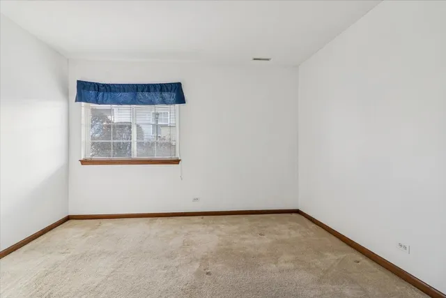 $260,000 | 601 East Victoria Circle, North Aurora, IL 60542