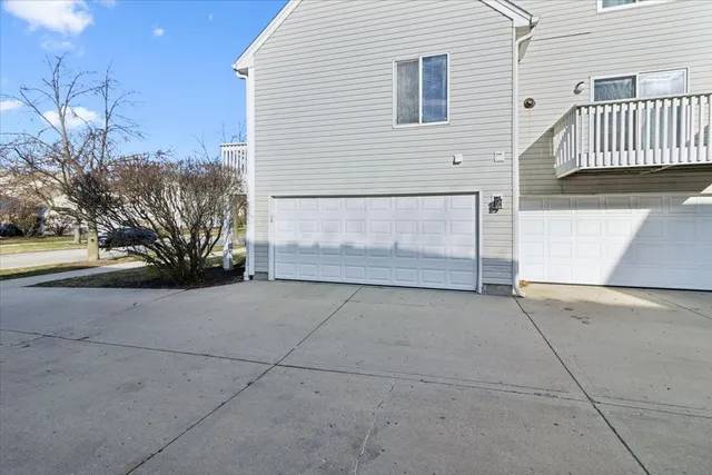 $260,000 | 601 East Victoria Circle, North Aurora, IL 60542